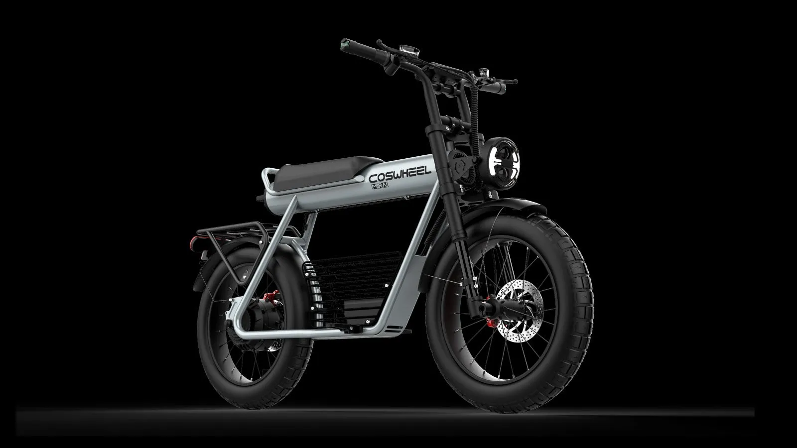 黒い背景に配置された電動自転車の画像です。自転車は銀色と黒色の配色で、太いタイヤとレトロなデザインが特徴です。画像は高品質なレンダリングで、自転車の細部が鮮明に表示されています。