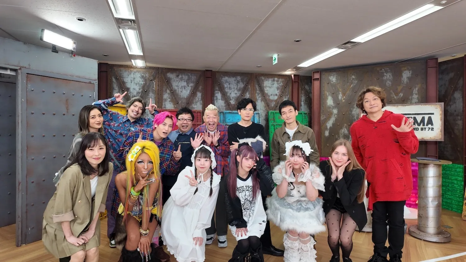 スタジオでポーズをとる多人数グループの写真