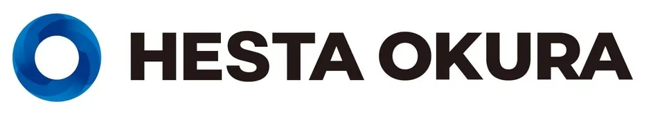 青い円形のロゴと黒い文字で「HESTA OKURA」と書かれたロゴマーク。