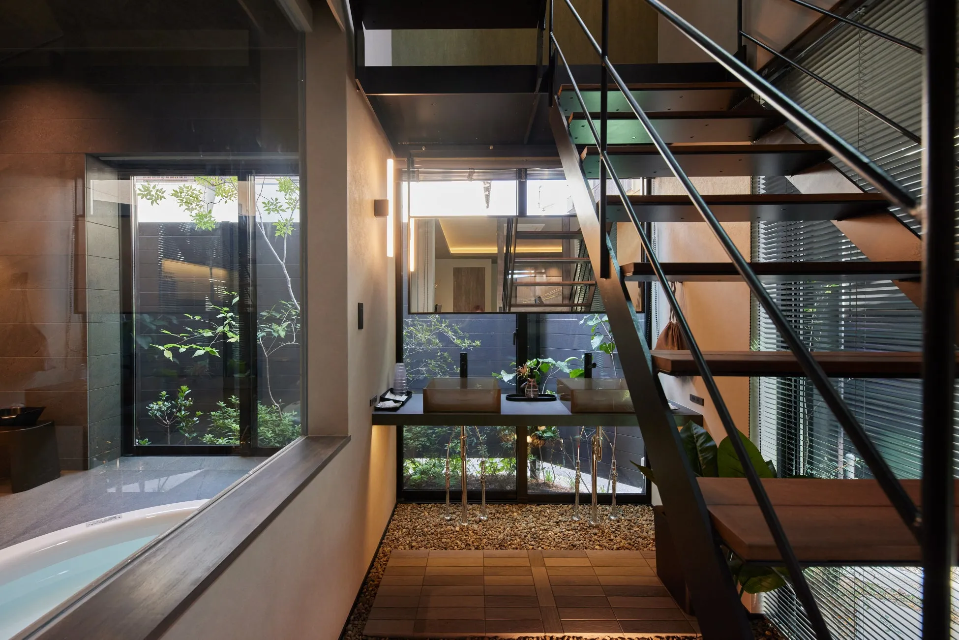 モダンな内装のバスルームと階段の画像