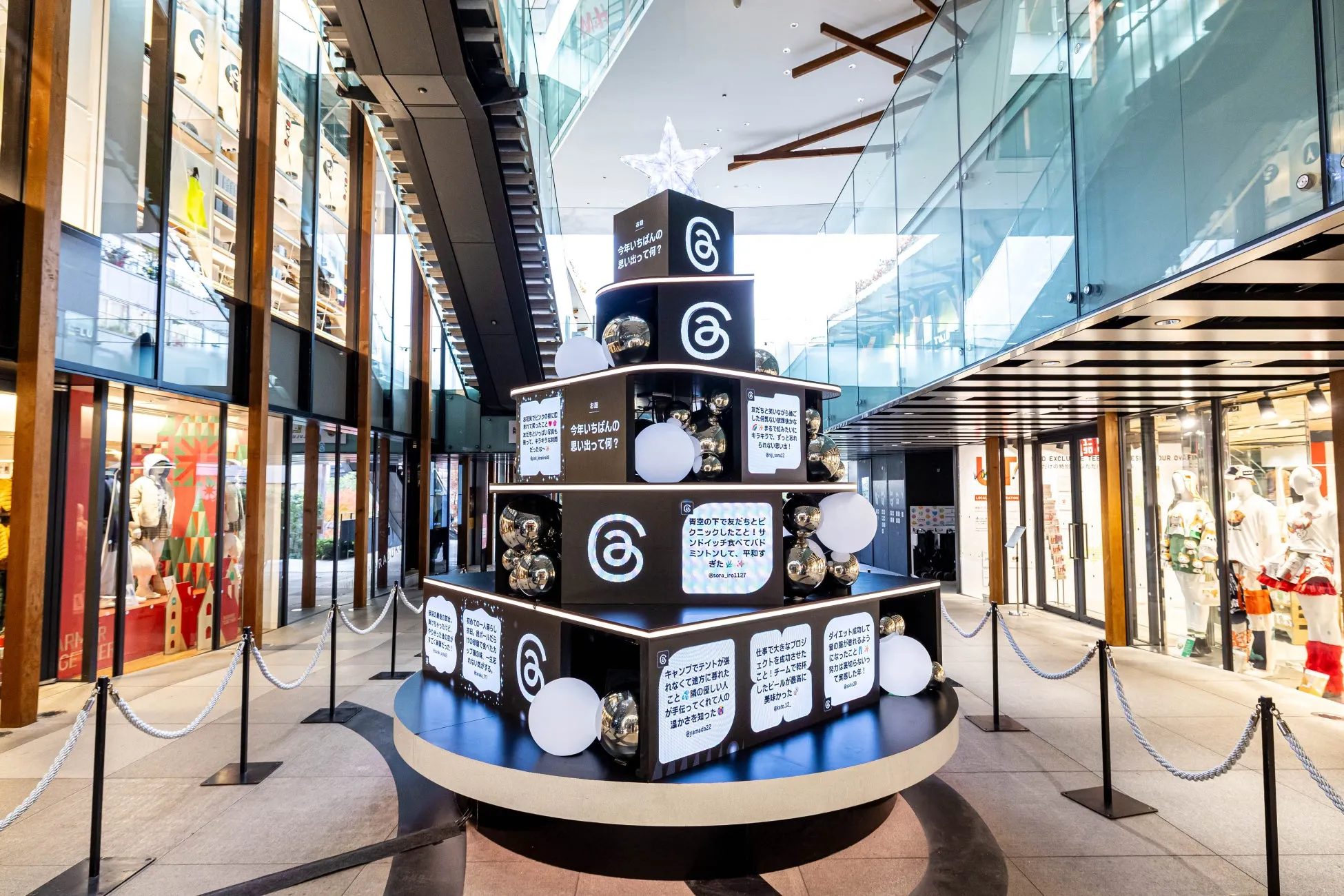 商業施設内に設置された、クリスマスツリーのようなオブジェ