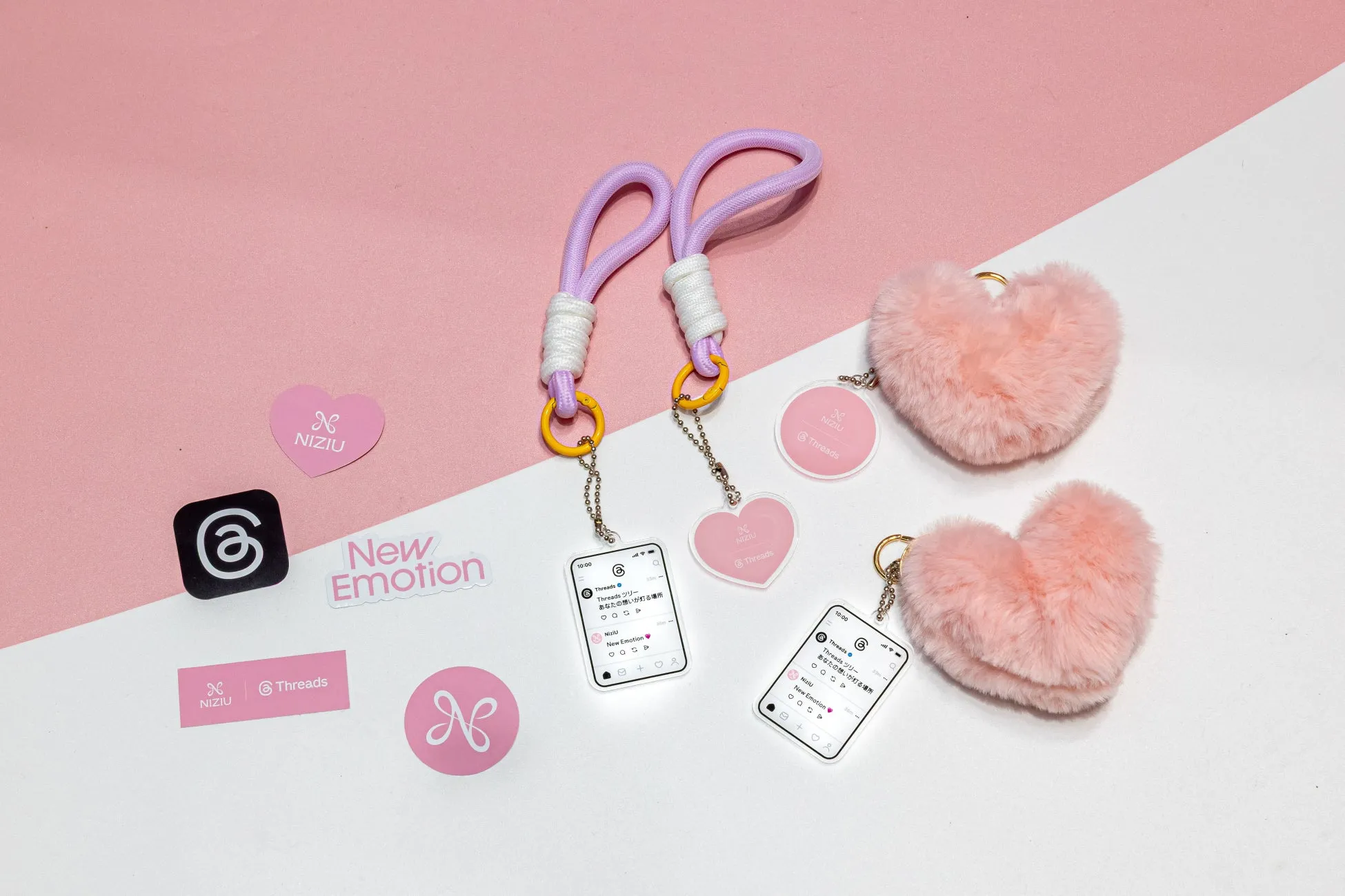 NiziUのキーホルダーとThreadsのロゴが写った写真