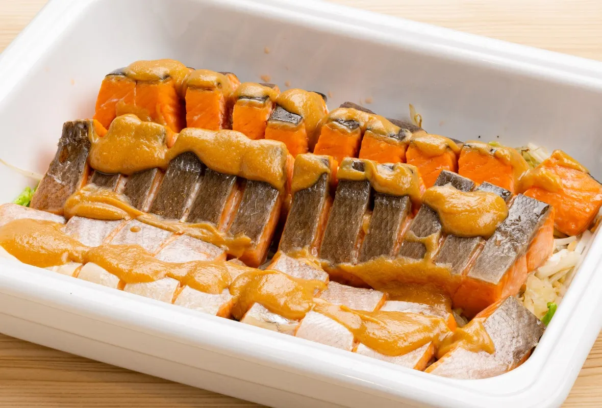 白い器に盛られた、照り焼きソースがかかった鮭の切り身の料理の写真です。