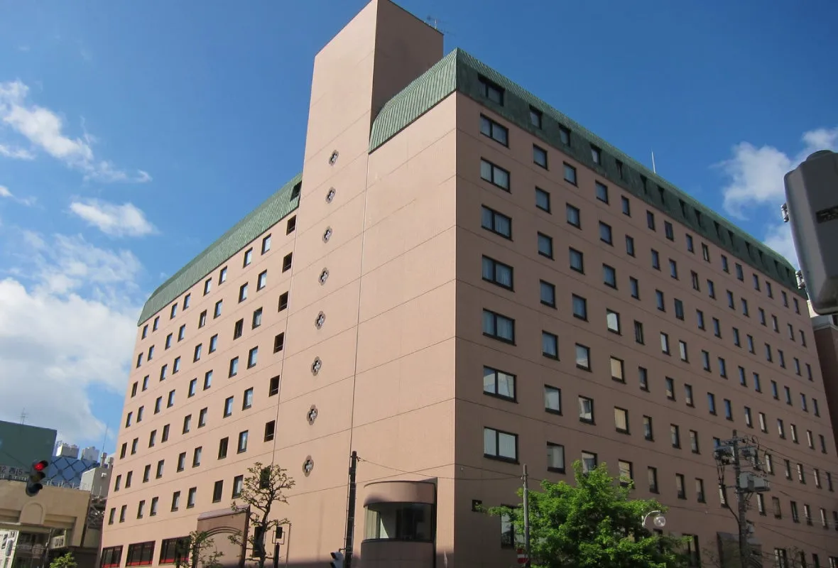 茶色の建物と青い空の風景です。