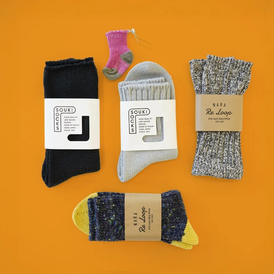 様々な色の靴下とミニチュア、ブランドロゴ