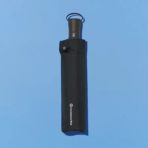 黒い傘が青い背景に置かれている画像