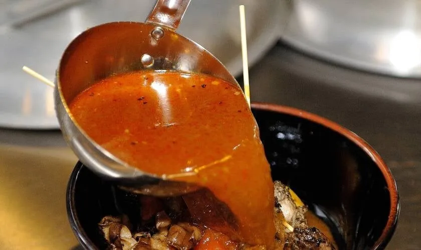 お椀に注がれるスープ