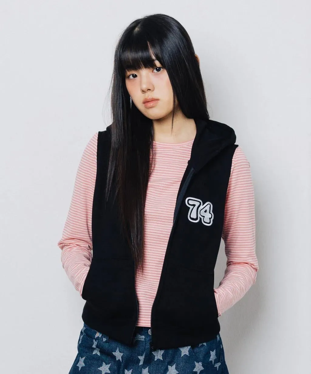 黒いベストの女性