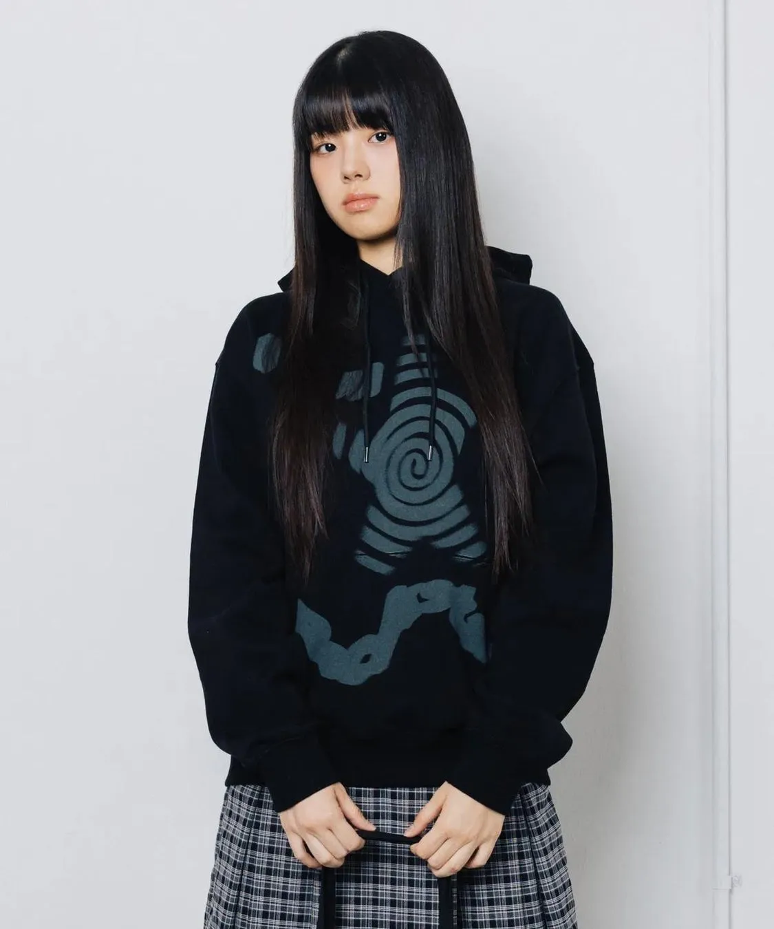 黒いパーカーの女性