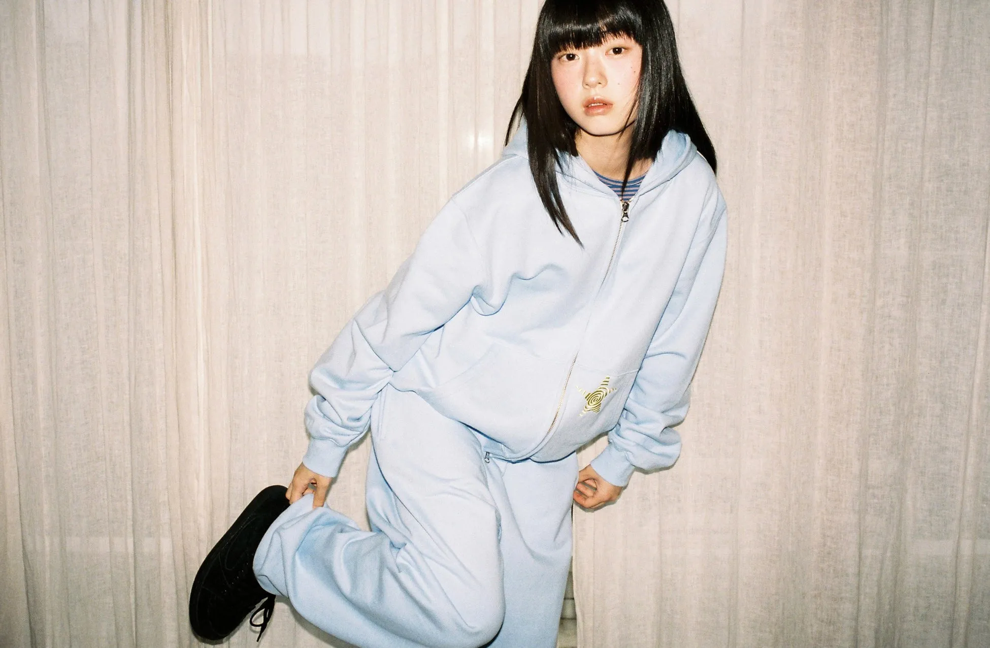 水色のセットアップの女性