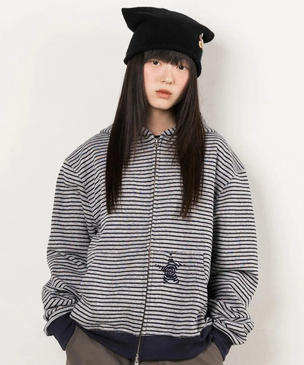 黒いニット帽の女性