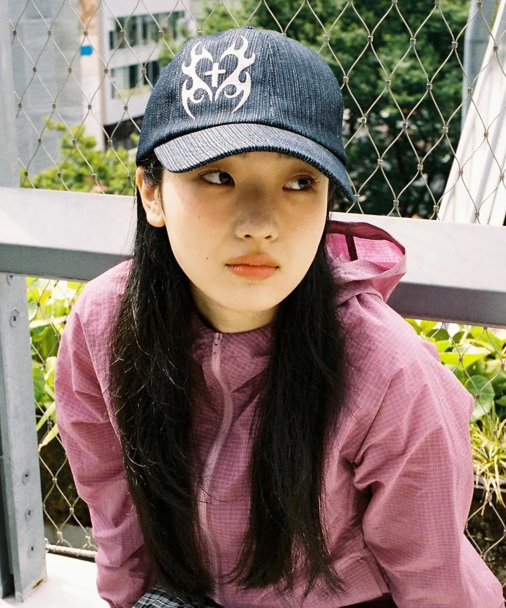 ピンクのジャケットを着た女性