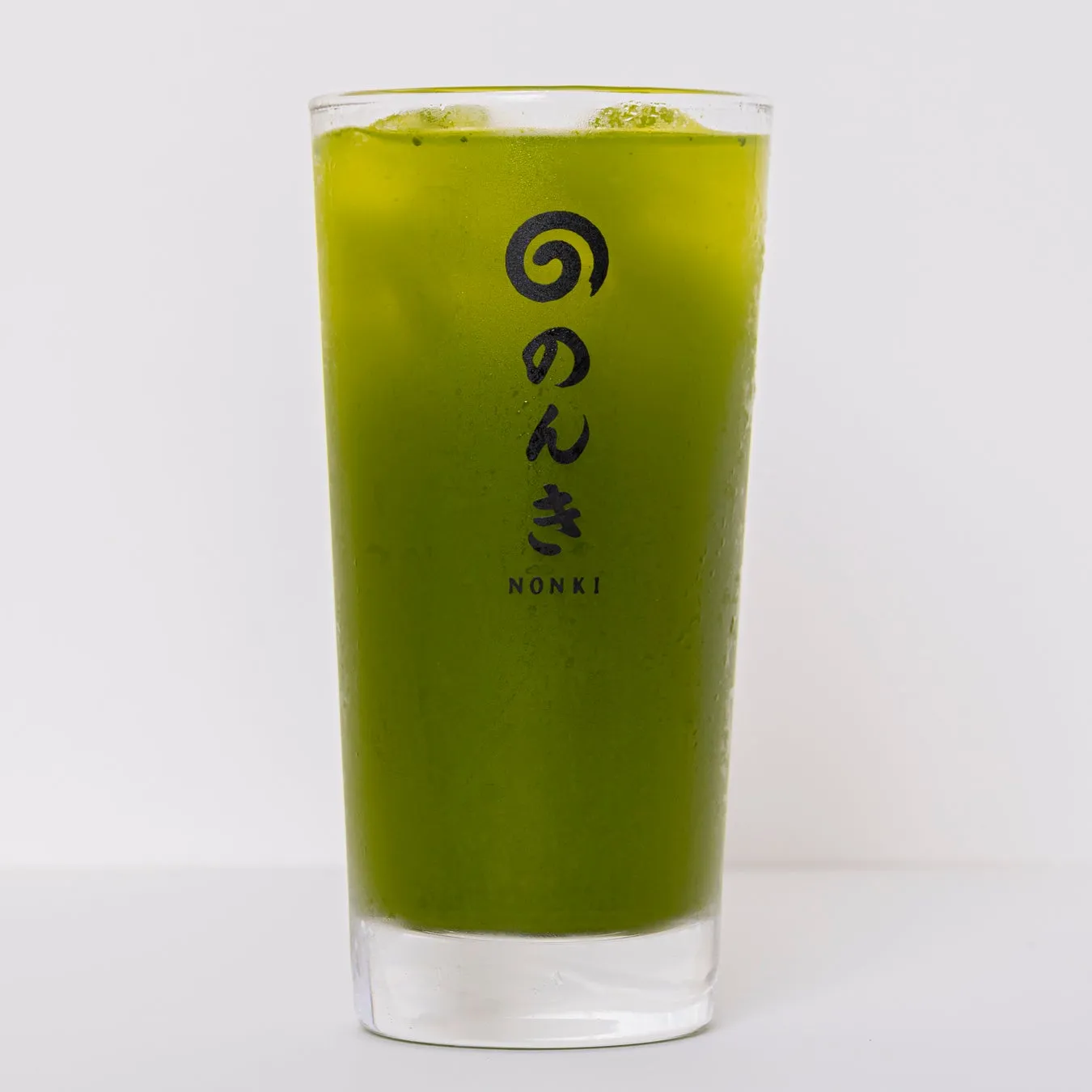 グラスに入った抹茶ドリンクの写真。ロゴが印刷されている。