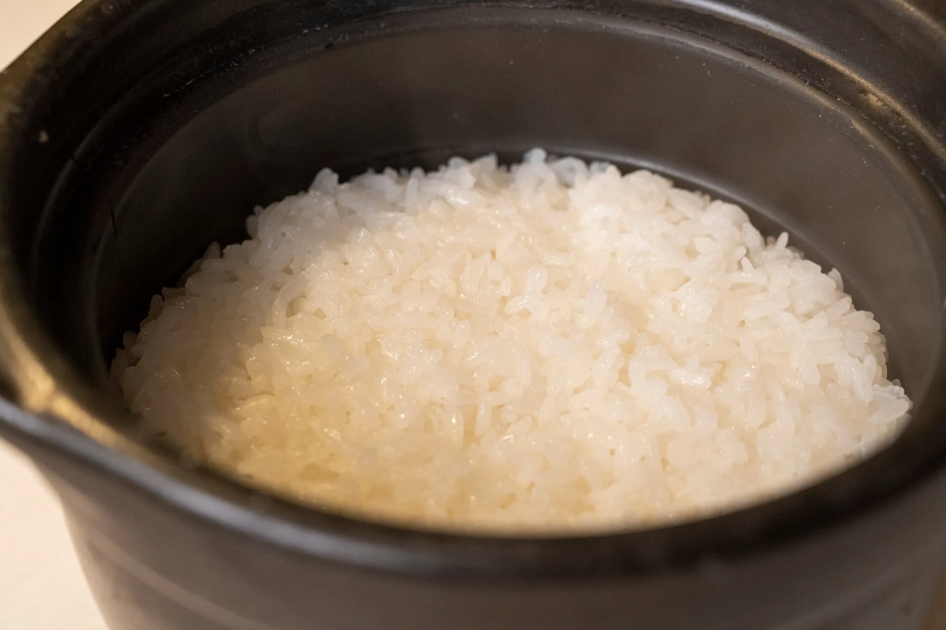 ご飯のクローズアップです。ご飯はふっくらと炊き上がり、ツヤがあります。