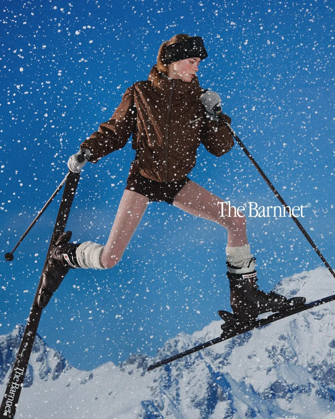 雪山でスキーをする女性