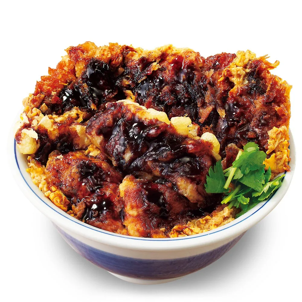 カツ丼。揚げたカツに甘辛いタレがかかり、ご飯の上に盛られている。丼の縁には青いラインが入っている。