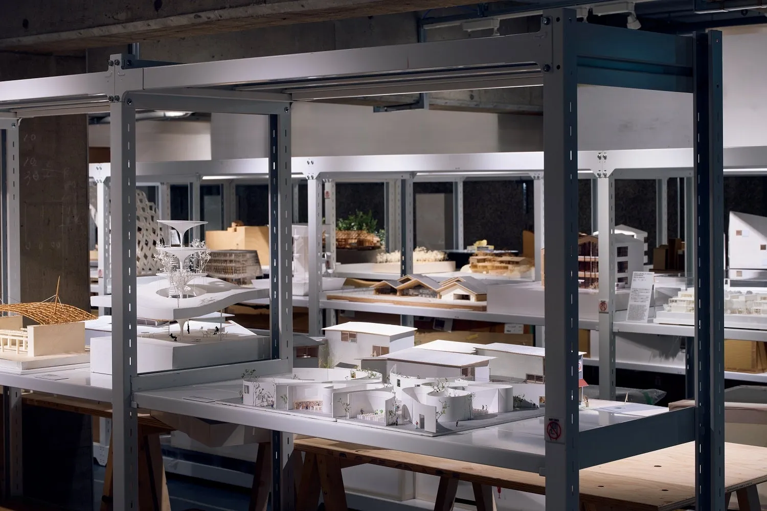 建築模型が並んだ棚
