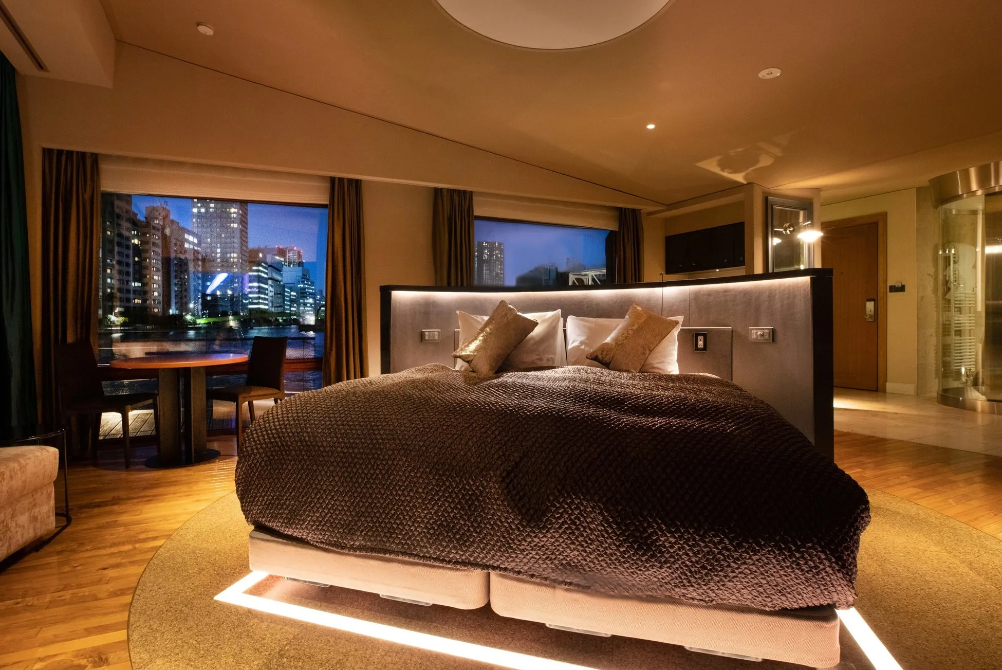 高級ホテルのベッドルーム