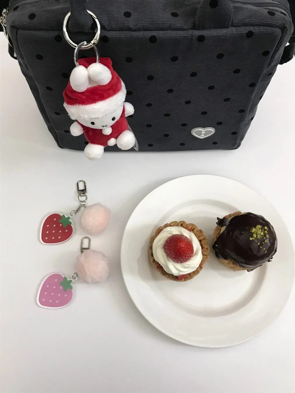 黒い水玉模様のバッグといちごのキーホルダー