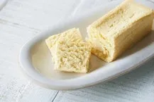 白い皿に置かれた黄色いケーキ