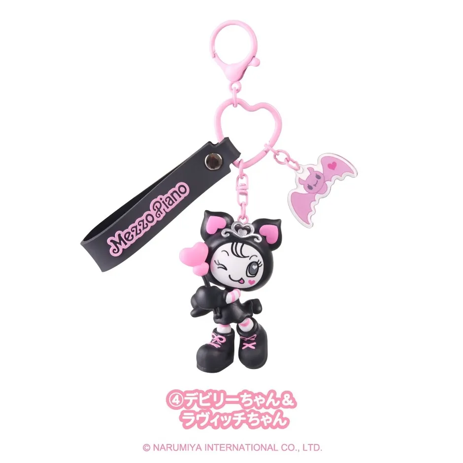 メゾピアノのキーホルダー。黒い服を着たキャラクターが、ピンク色のハートやコウモリのチャームと一緒にデザインされている。