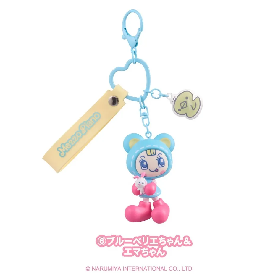 Mezzo Pianoのキャラクターキーホルダー。水色のクマの着ぐるみを着たキャラクターが、ウサギのぬいぐるみを持っている。