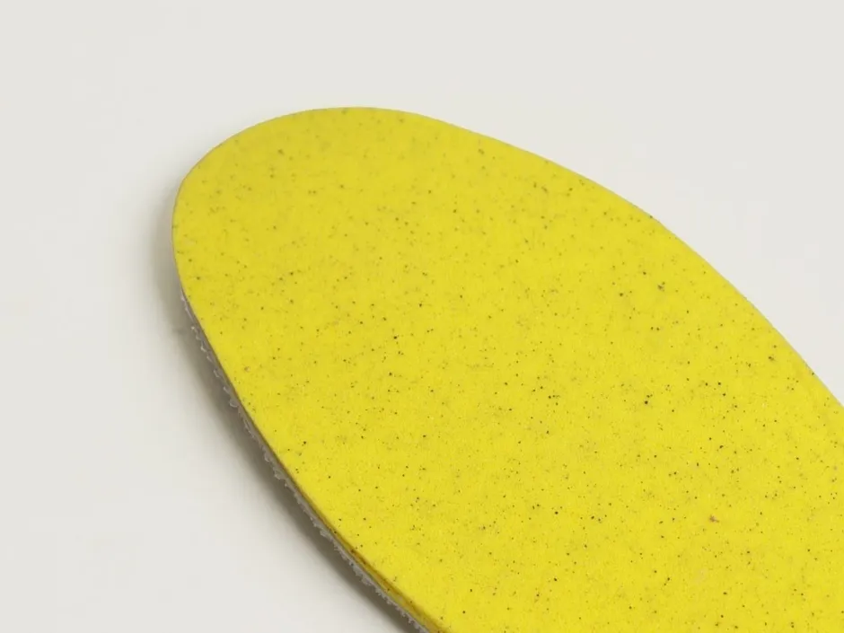 黄色い中敷きのクローズアップ