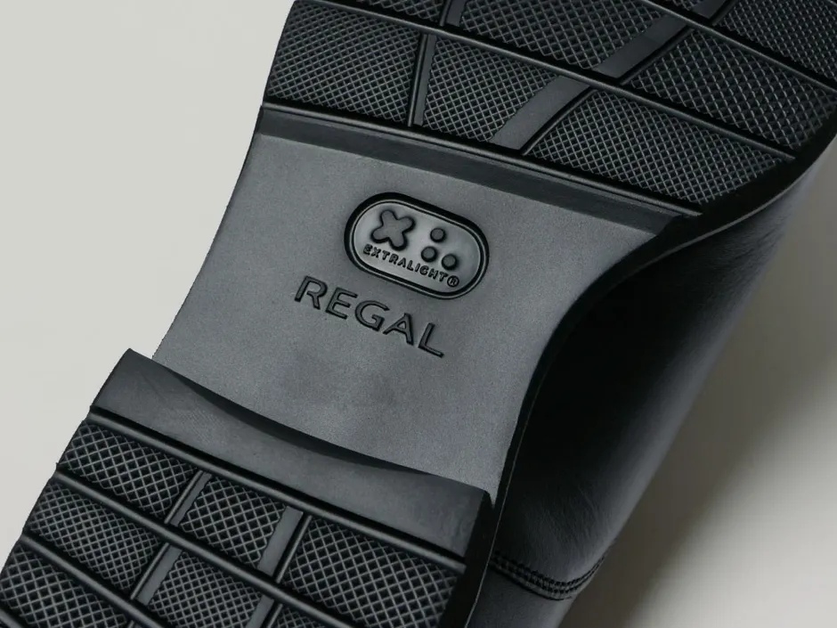 靴底のクローズアップ写真。 REGALのロゴとEXTRALIGHT®のマークが刻印されています。