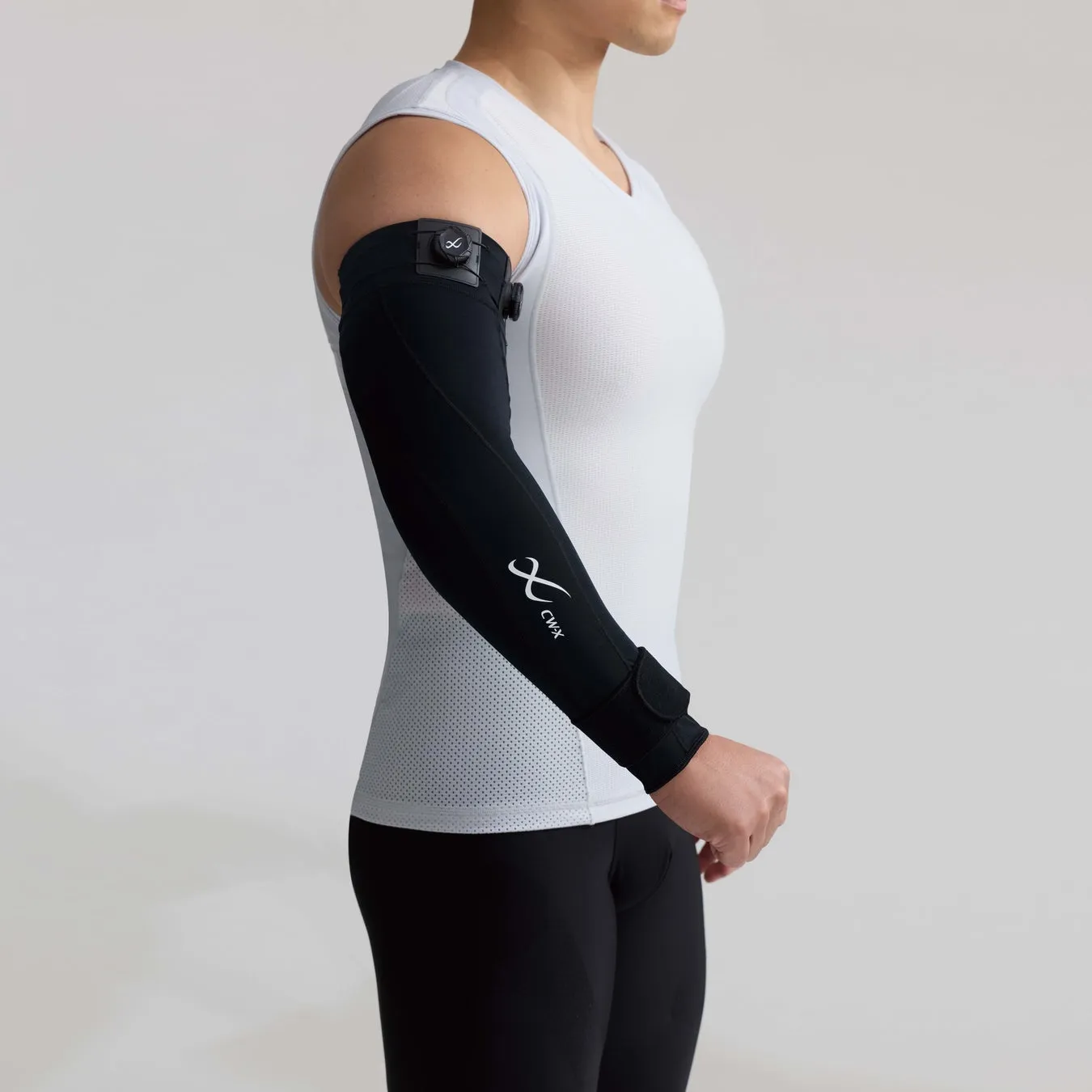 男性がCW-X Arm Braceを着用している様子