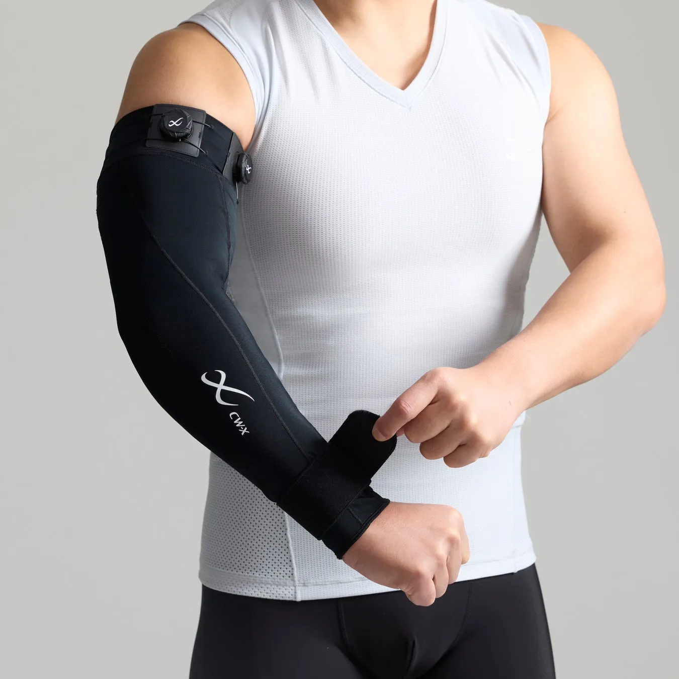 CW-X Arm Braceを着用した男性の腕のクローズアップ