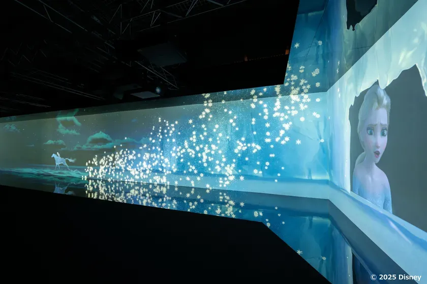 映画『アナと雪の女王』の展示の様子