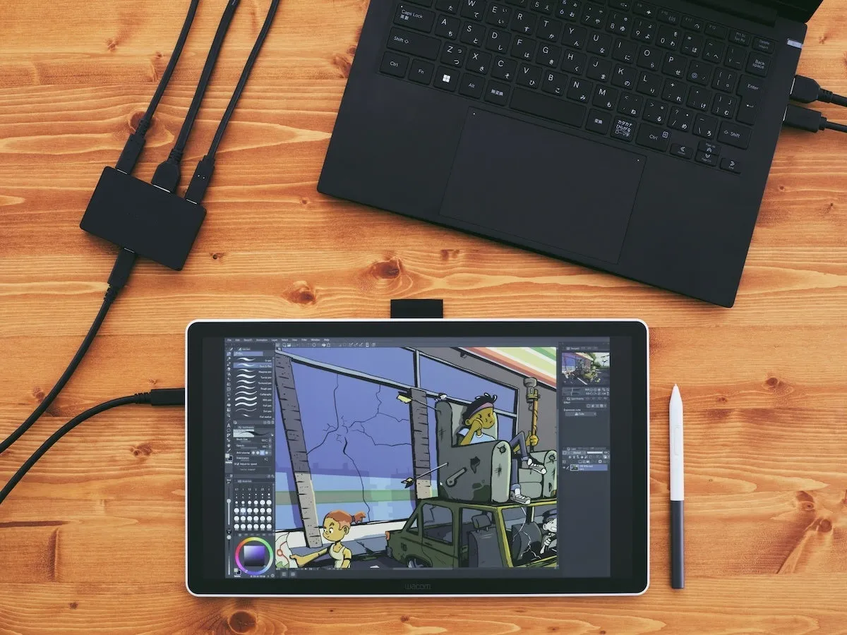 木製のテーブルの上に、デジタルイラストを描くためのデバイスが置かれています。