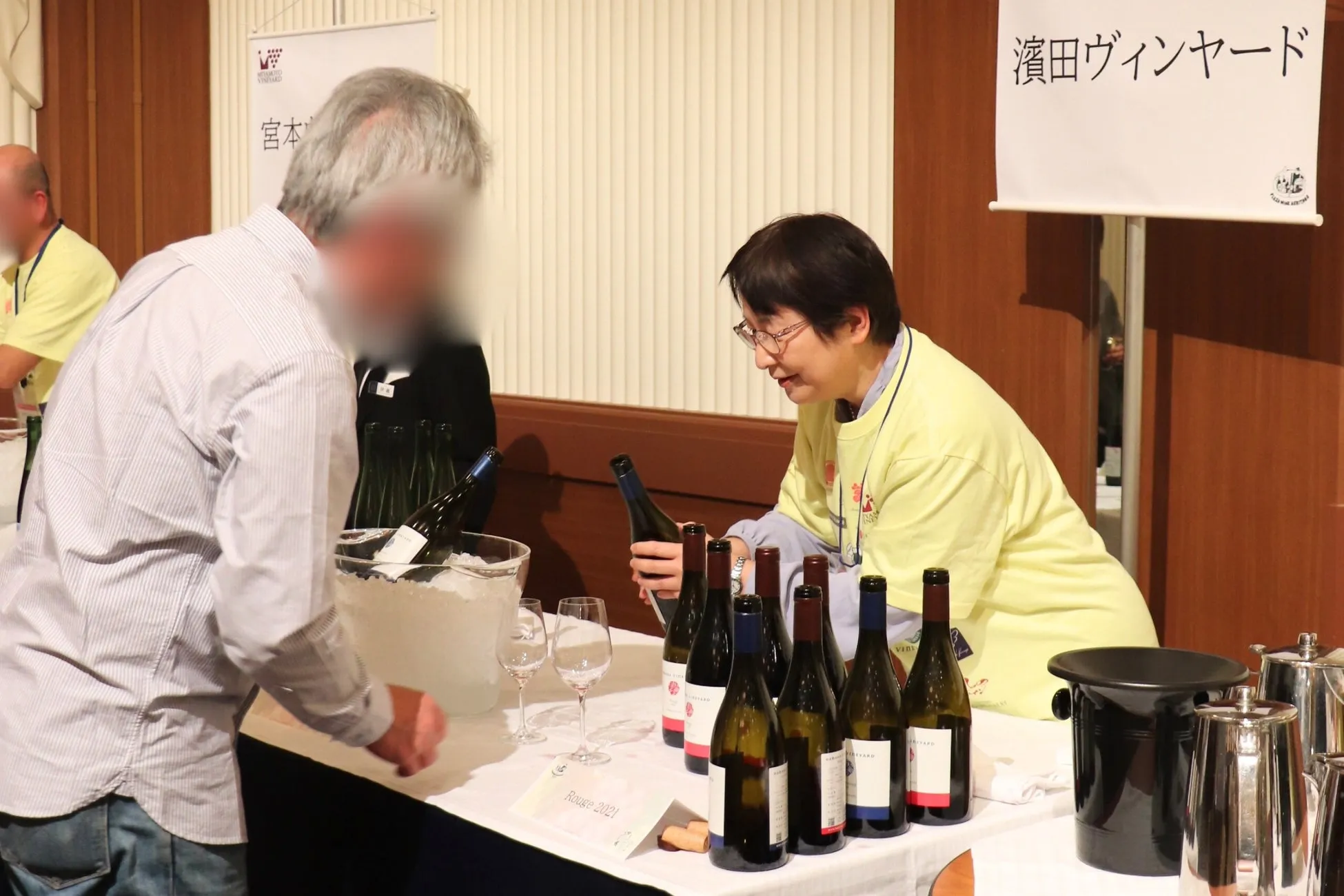 ワインを試飲する人々