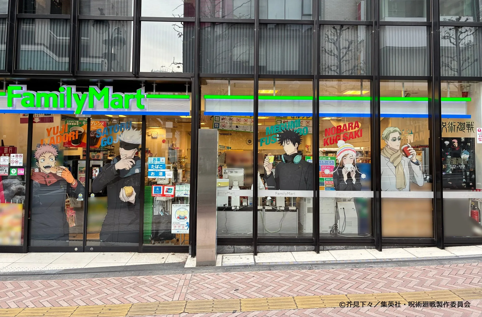 渋谷公園通り店の窓ガラス広告