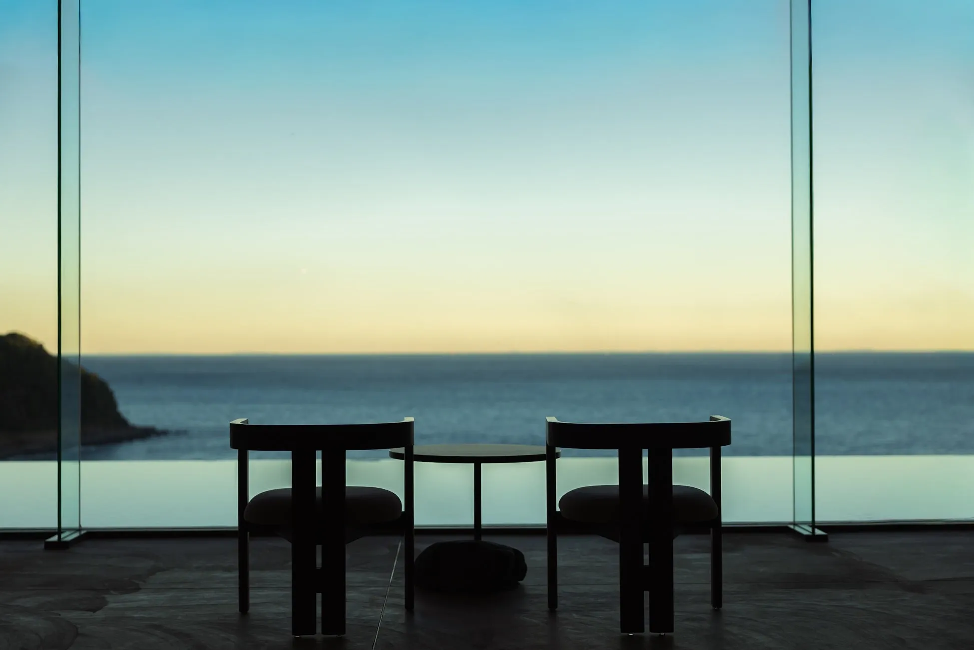 窓から海の見える部屋、夕焼け空が広がる