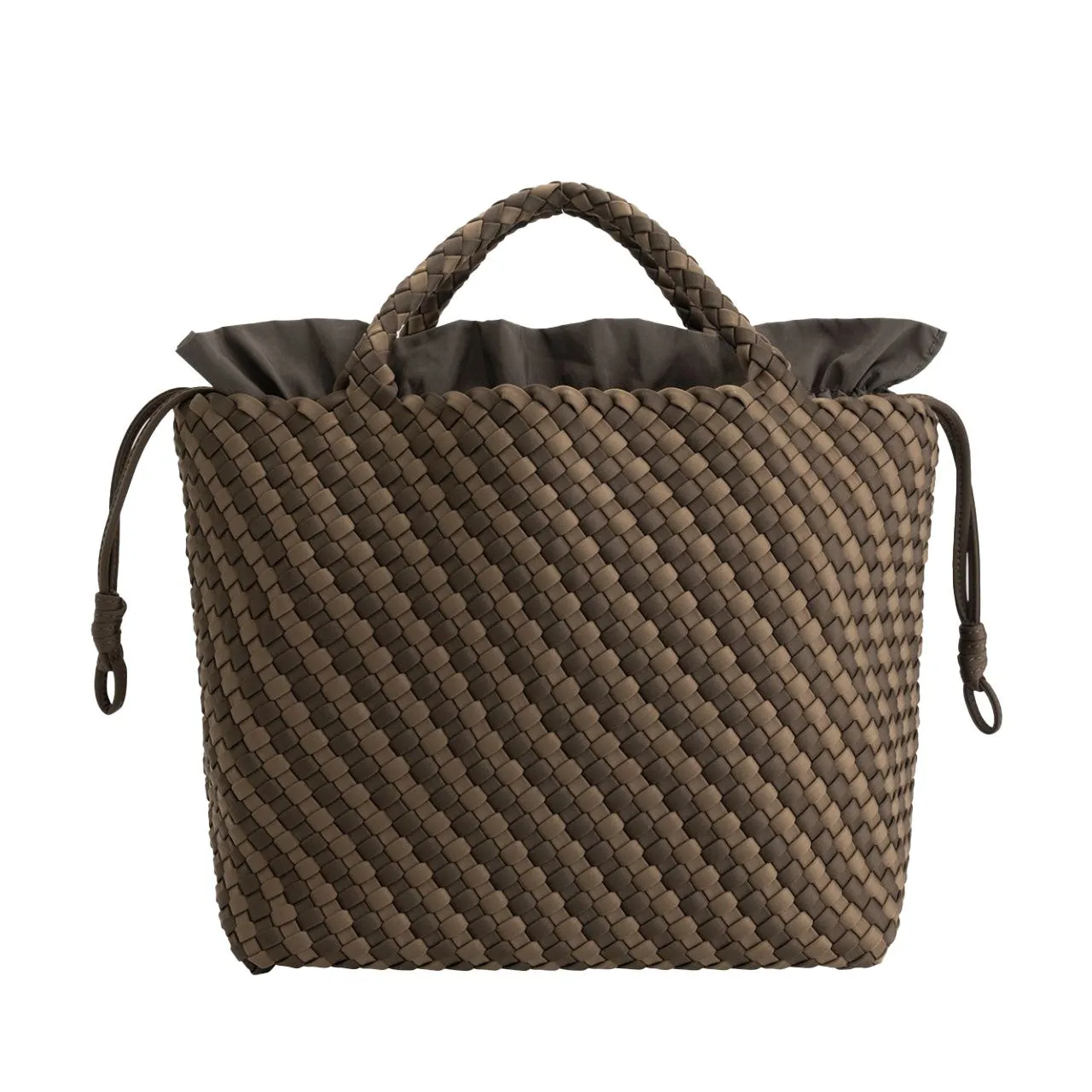 茶色の編み込みトートバッグ。