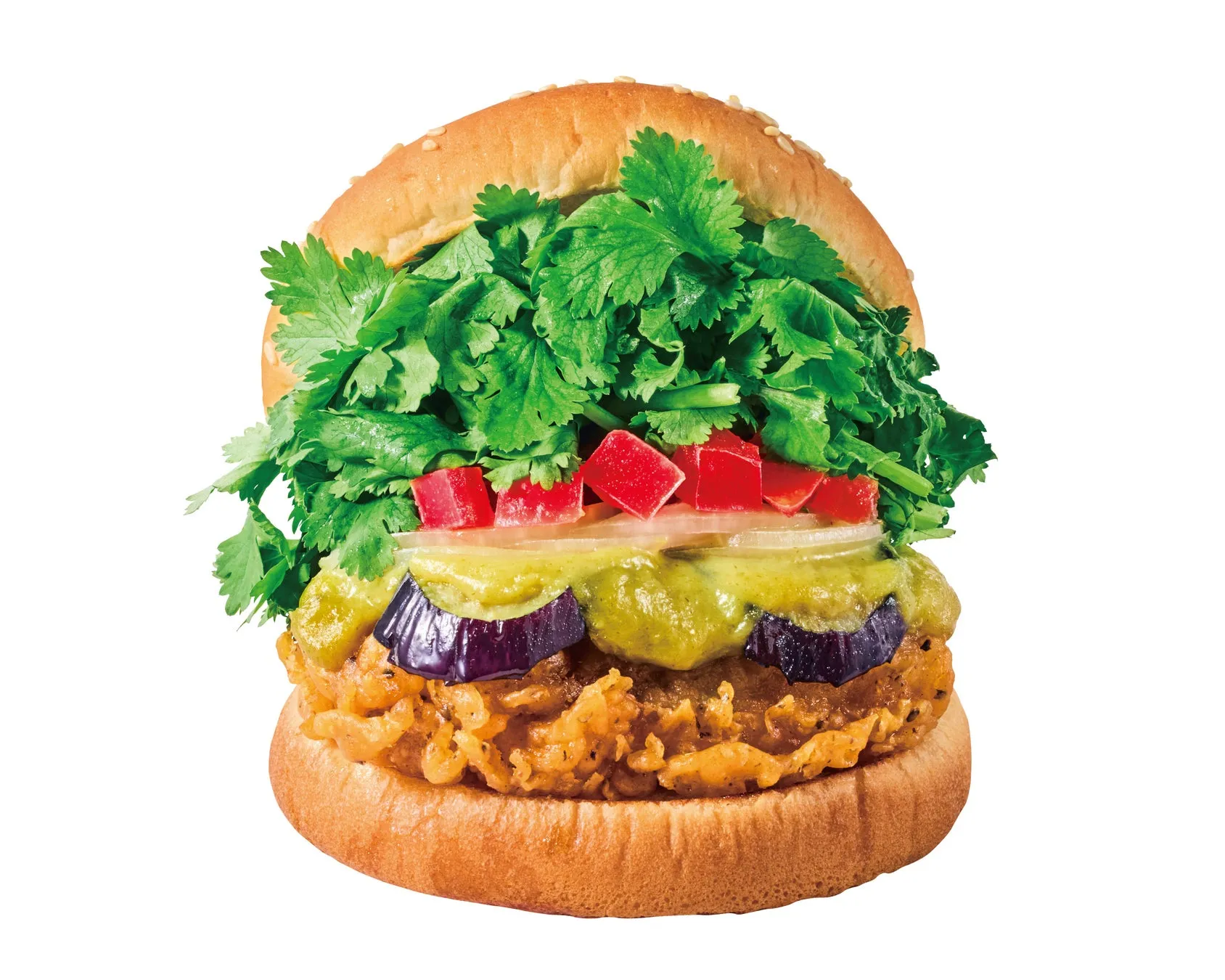 ハンバーガーのクローズアップ写真。上部にはゴマのバンズ、その下にパクチー、赤く角切りにされたトマト、玉ねぎのスライス、緑色のソース、揚げナス、揚げ物、そして下のバンズが写っている。