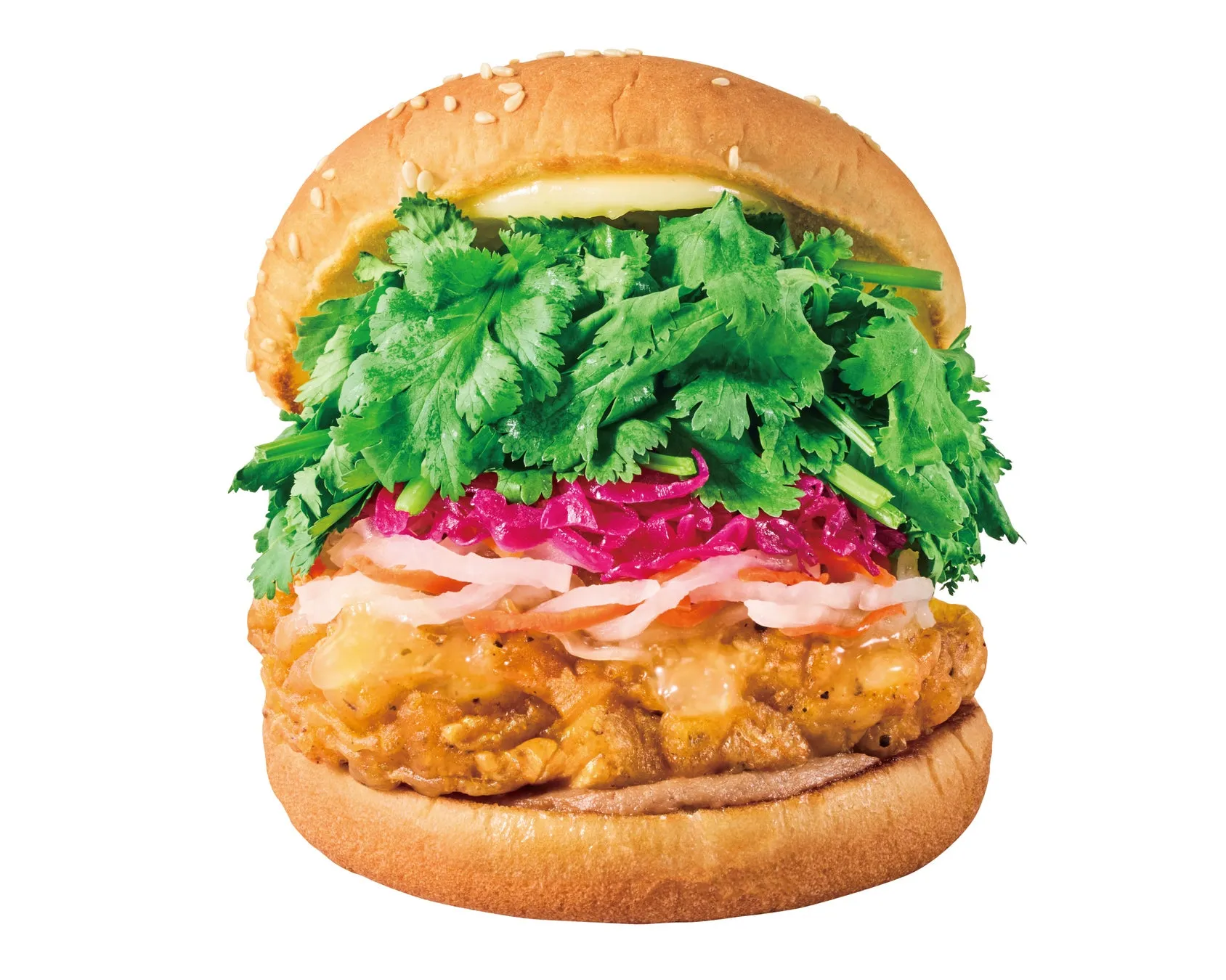 ハンバーガーのクローズアップ写真。バンズ、コリアンダー、紫キャベツ、玉ねぎ、揚げ物、ソースが写っています。