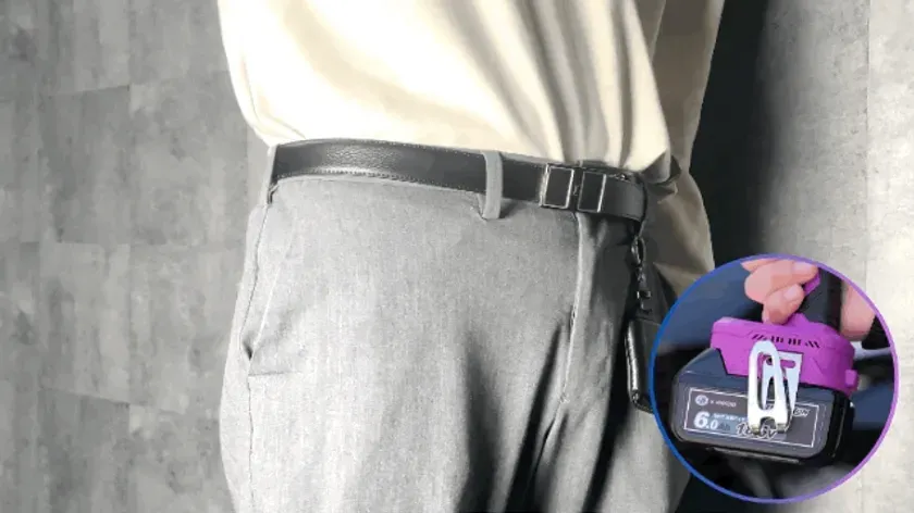 ベルトにクリップで固定された電動工具のバッテリー