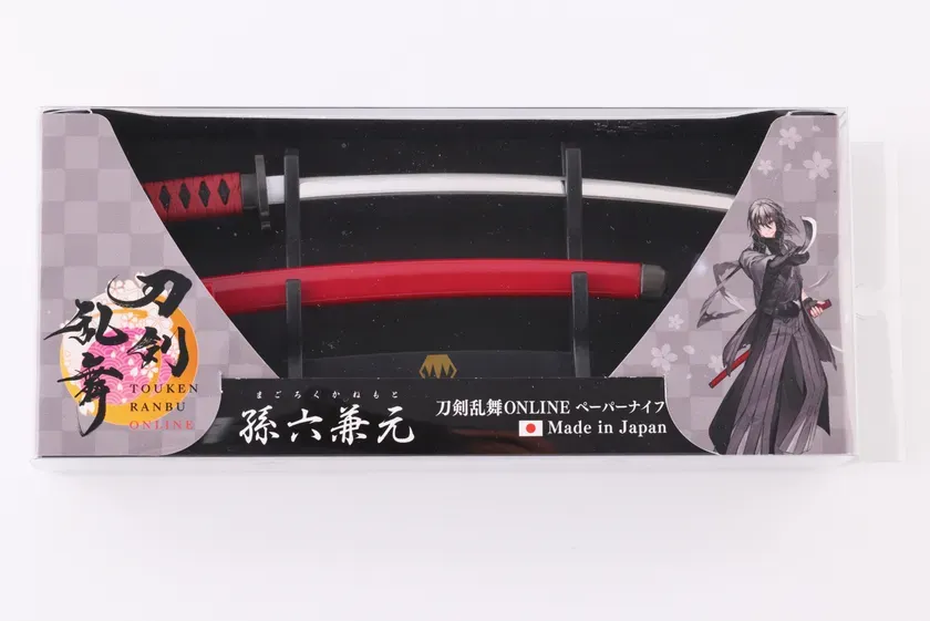 刀剣乱舞ONLINEのペーパーナイフのパッケージ。赤い刀と白い刀がセットになっており、キャラクターのイラストが描かれています。