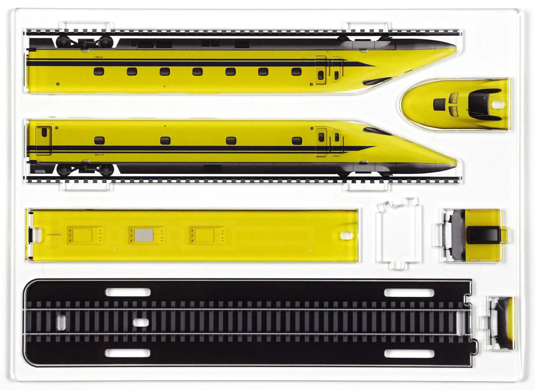 黄色い新幹線の模型が写った画像です。様々な角度から見た新幹線の車両と、線路やその他のパーツが組み合わされています。