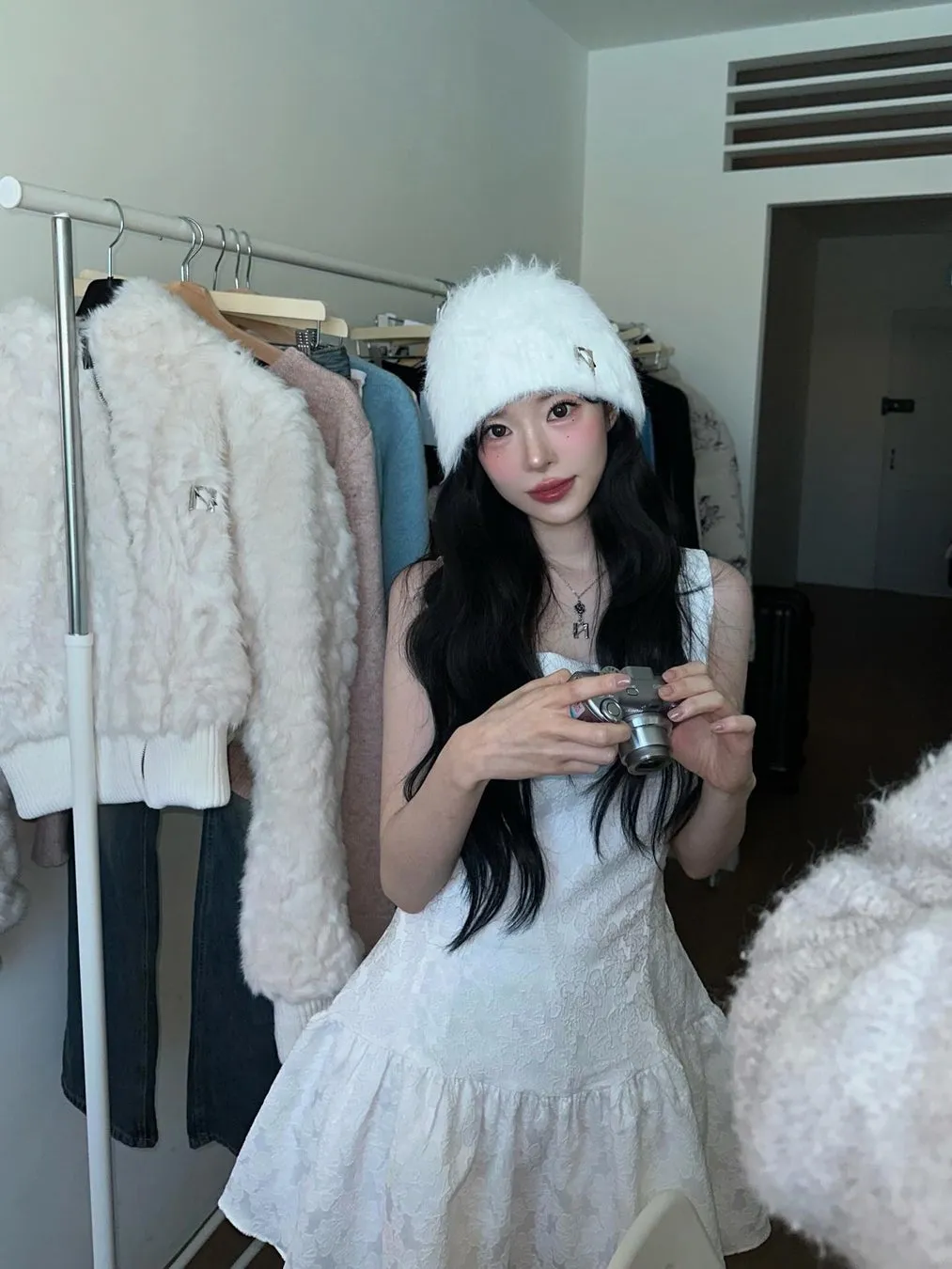 白い帽子とドレスの女性