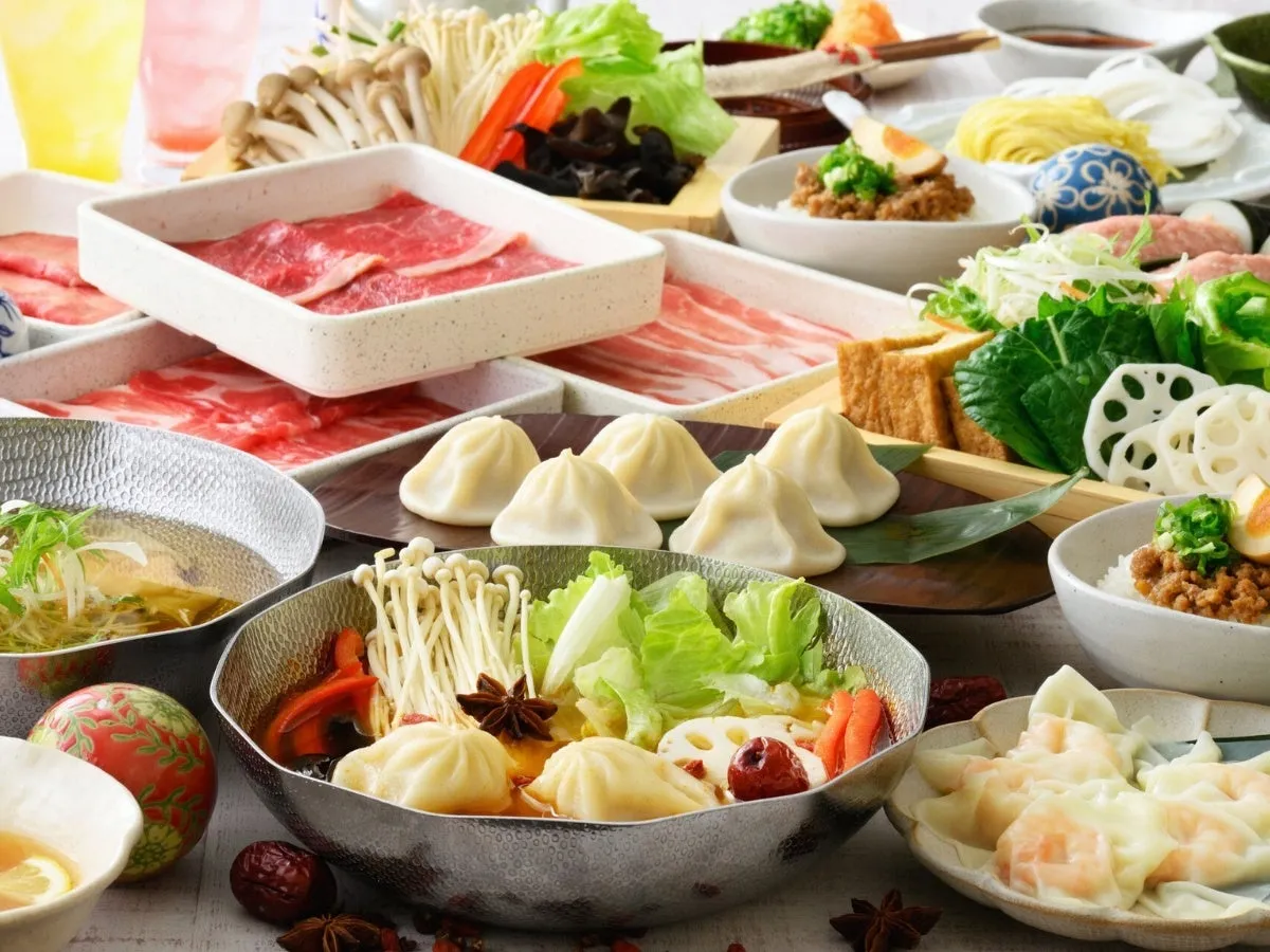 様々な食材がテーブルに並べられた様子