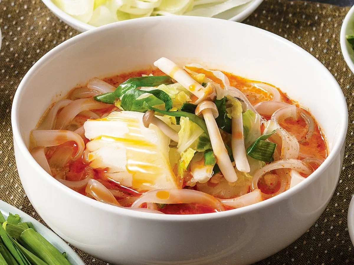 白い器に入った、野菜がたっぷり入ったスープの料理写真