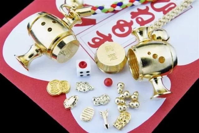 縁起物、小槌、サイコロなど