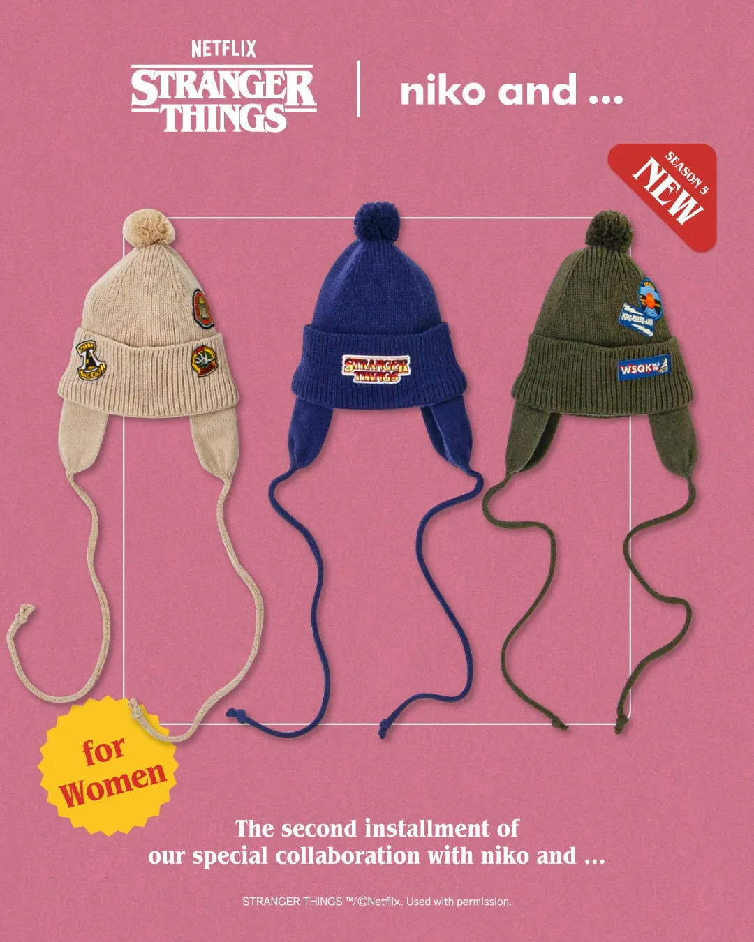 ストレンジャーシングスとniko and...のコラボレーションの帽子が3つ並んだ写真。ピンク色の背景に、シーズン5のNEWという文字が入っている。