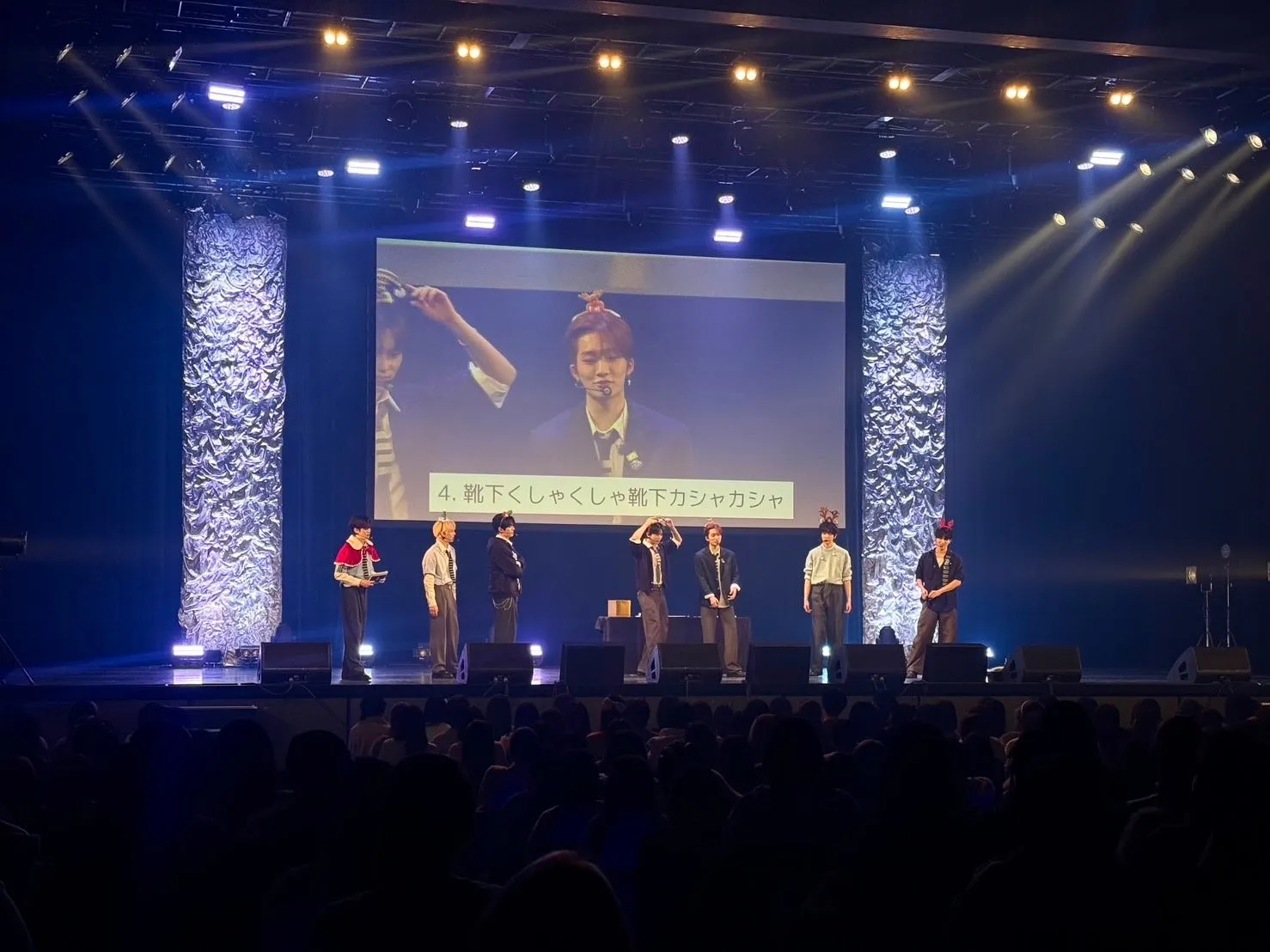 ステージでゲームを楽しむEPEXのメンバーたち。