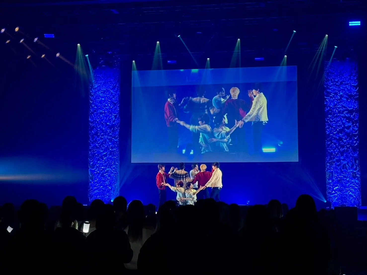 ステージでパフォーマンスするEPEXのメンバー。