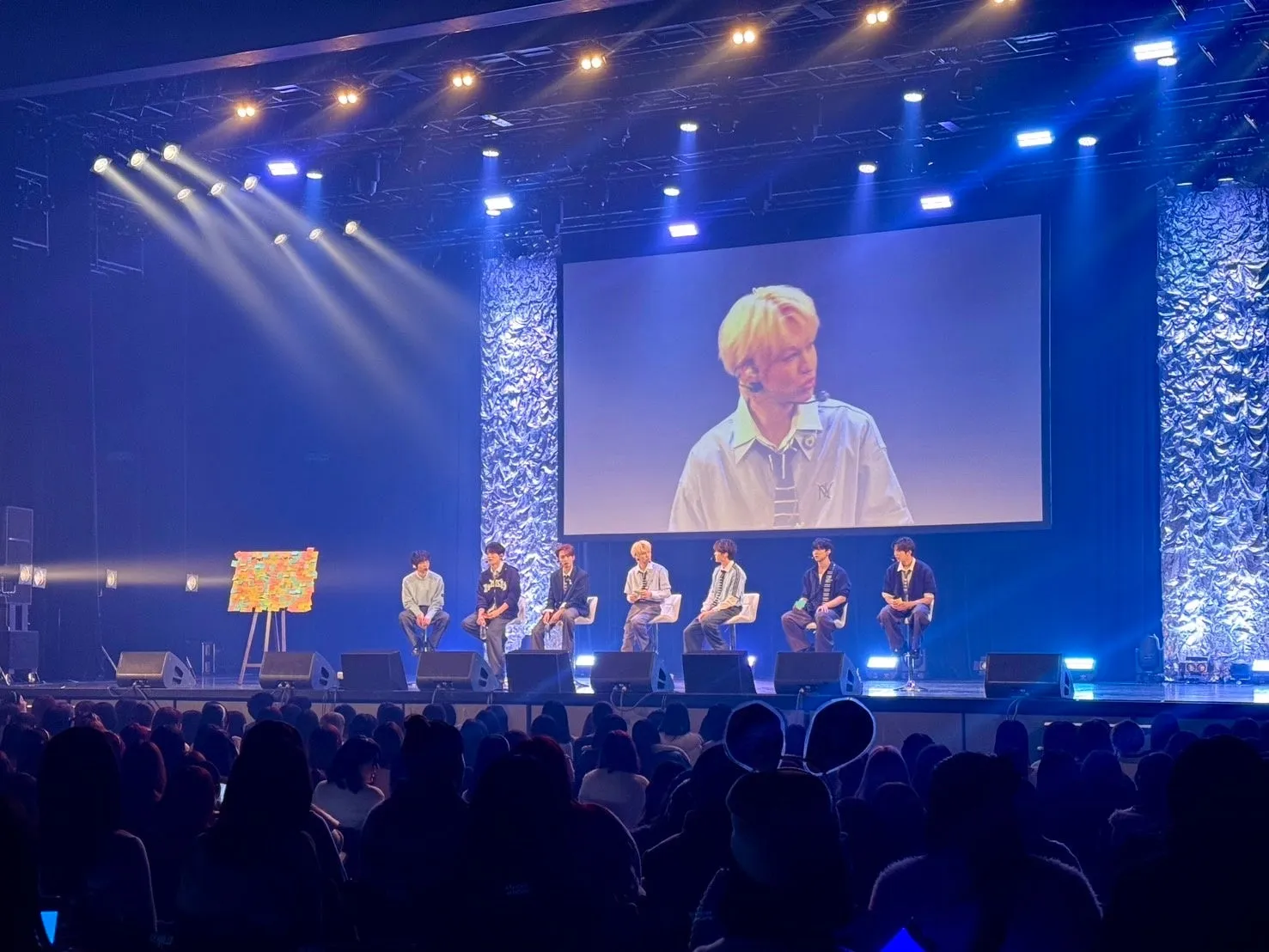 ステージで観客を前にトークをするEPEXメンバーの様子。