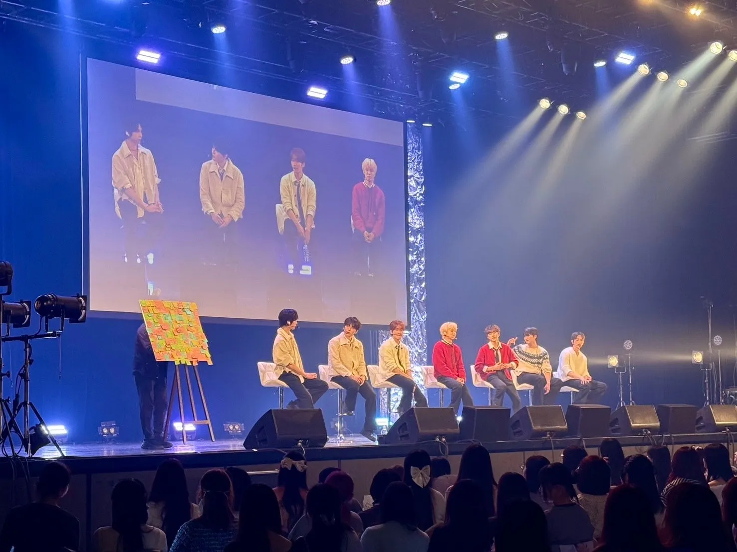 EPEXのメンバーがイベントでカジュアルな衣装を着てステージに立つ様子。